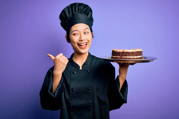 Ung Kinesisk Kock Kvinna Bär Spis Uniform Och Hatt Innehav — Stockfoto