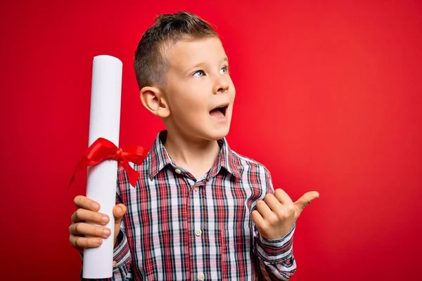 Jeune Enfant Étudiant Caucasien Tenant Diplôme École Sur Fond Rouge — Photo