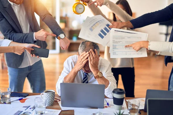 Gruppe Von Geschäftsleuten Die Zusammenarbeiten Partner Betonen Einen Von Ihnen — Stockfoto