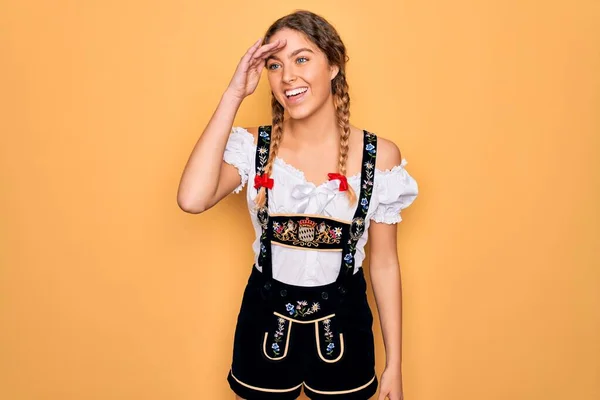 Junge Schöne Blonde Deutsche Frau Mit Blauen Augen Traditionellem Oktoberfestkleid — Stockfoto