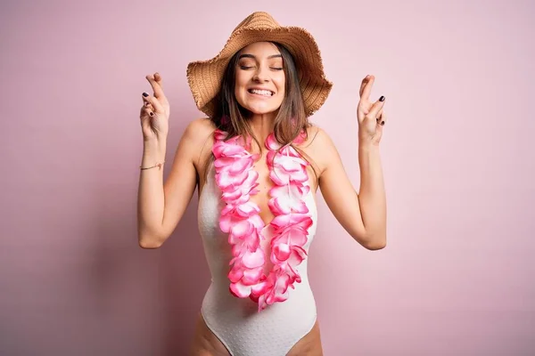 Junge Schöne Brünette Frau Urlaub Badeanzug Und Hawaiiblumen Und Gestikulierendem — Stockfoto