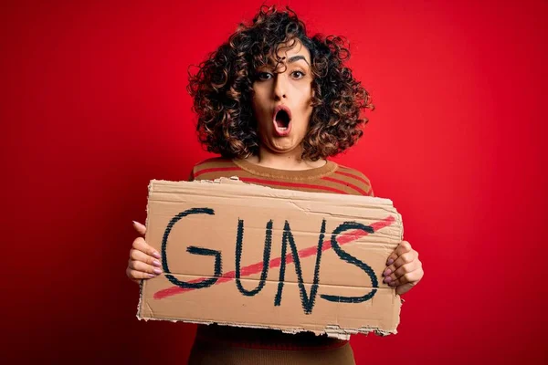 Joven Mujer Árabe Hermosa Pidiendo Paz Sosteniendo Pancarta Con Armas —  Fotos de Stock