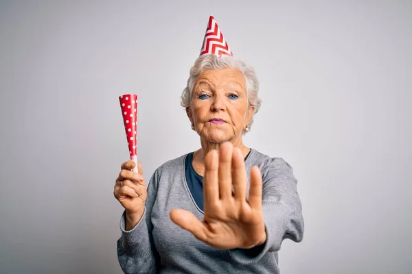 Senior Hermosa Mujer Pelo Gris Celebrando Cumpleaños Con Sombrero Divertido — Foto de Stock