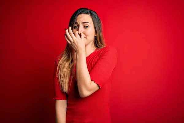 Mulher Loira Bonita Nova Com Olhos Azuis Vestindo Shirt Casual — Fotografia de Stock