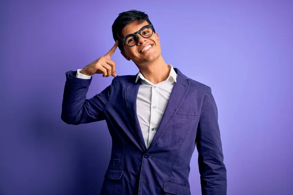 Jovem Homem Negócios Bonito Vestindo Jaqueta Óculos Sobre Fundo Roxo — Fotografia de Stock