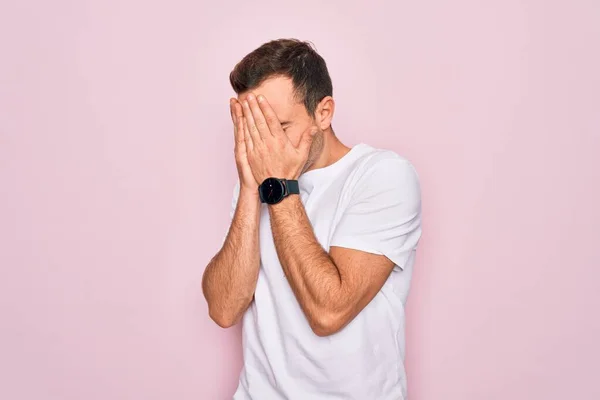 Homem Bonito Com Olhos Azuis Vestindo Camiseta Branca Casual Sobre — Fotografia de Stock