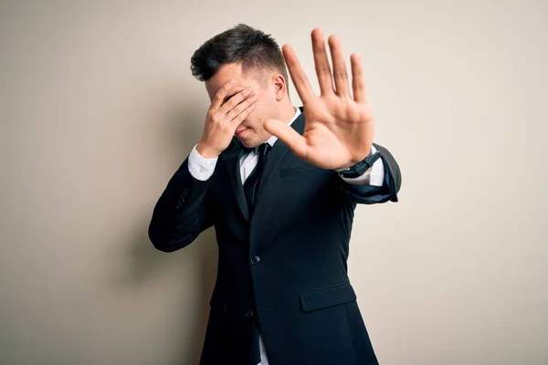 Joven Hombre Negocios Guapo Con Traje Elegante Corbata Sobre Fondo — Foto de Stock