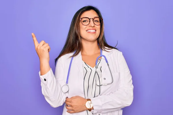 Επαγγελματική Γιατρός Γυναίκα Φορώντας Στηθοσκόπιο Και Ιατρικό Παλτό Μωβ Φόντο — Φωτογραφία Αρχείου