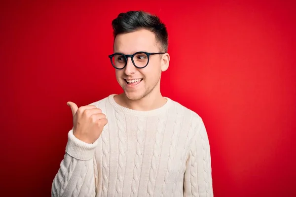 Jeune Homme Caucasien Beau Portant Des Lunettes Pull Hiver Décontracté — Photo