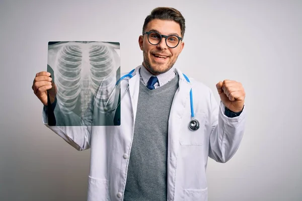 Göğüs Tarama Röntgenine Bakan Doktor Gururla Bağırıyor Zaferi Başarıyı Kutluyor — Stok fotoğraf