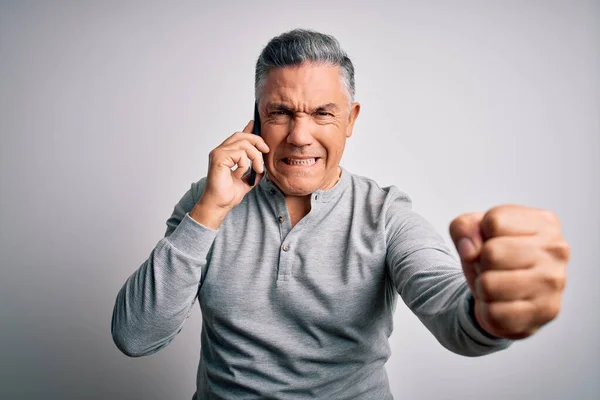 Pohledný Šedovlasý Muž Středního Věku Který Mluví Smartphonu Otráveně Frustrovaně — Stock fotografie