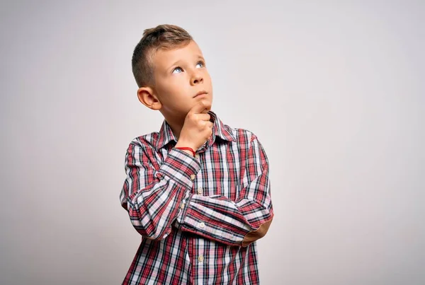 Joven Niño Caucásico Con Ojos Azules Usando Camisa Elegante Pie — Foto de Stock