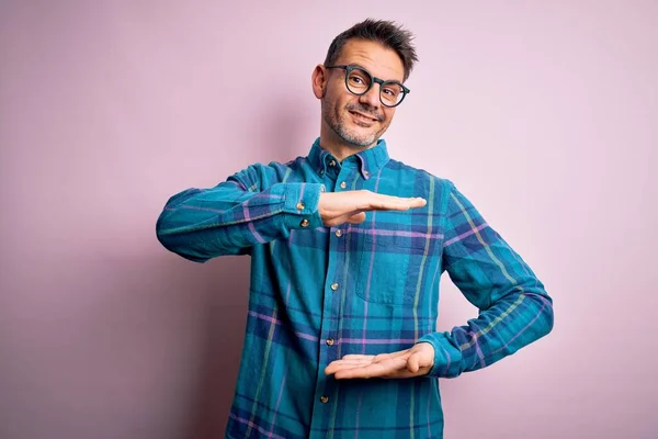 Ung Stilig Man Bär Casual Skjorta Och Glasögon Står Över — Stockfoto