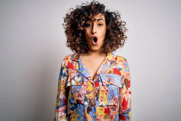 Jonge Mooie Krullende Arabische Vrouw Dragen Bloemen Kleurrijke Shirt Staan — Stockfoto