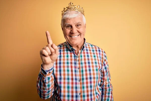 자신감 행복하게 웃으면서 외로운 위에서 왕관을 나이많고 잘생긴 남자가 손가락 — 스톡 사진