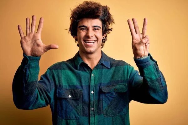 Jovem Homem Bonito Vestindo Camisa Casual Sobre Fundo Amarelo Isolado — Fotografia de Stock