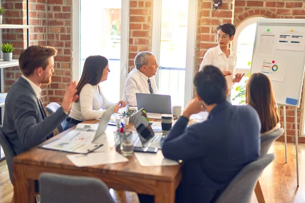 Grupo Trabajadores Empresariales Que Trabajan Juntos Una Reunión Uno Ellos — Foto de Stock