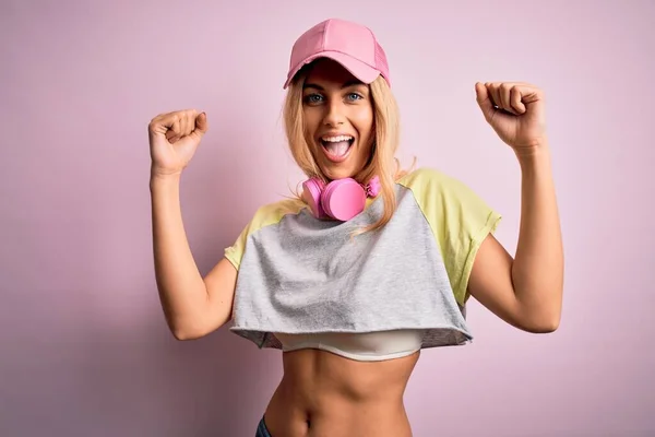 Joven Hermosa Deportista Rubia Haciendo Deporte Usando Auriculares Sobre Fondo —  Fotos de Stock