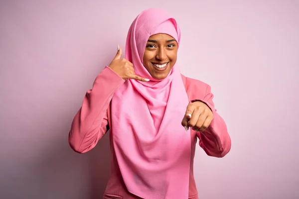 Молодая Афро Американка Мусульманском Хиджабе Изолированном Розовом Фоне Улыбается Разговаривая — стоковое фото