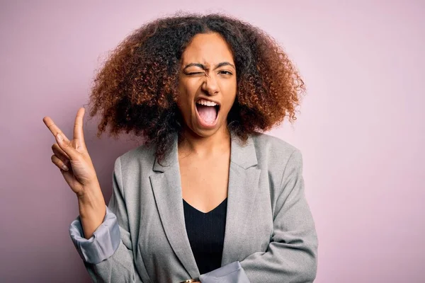 Mladá Africká Americká Obchodnice Afro Vlasy Elegantní Bundě Úsměvem Veselou — Stock fotografie