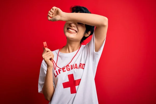 Joven Hermosa Chica Salvavidas Asiática Usando Camiseta Con Cruz Roja —  Fotos de Stock