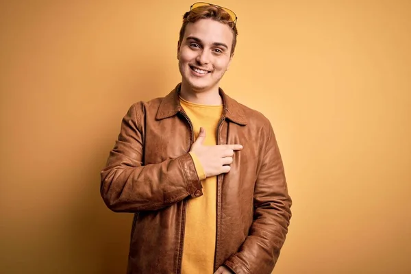 Junger Gutaussehender Rothaariger Mann Lässiger Lederjacke Über Isoliertem Gelben Hintergrund — Stockfoto
