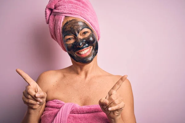 Středního Věku Bruneta Žena Nosí Krásu Černou Masku Obličeje Přes — Stock fotografie