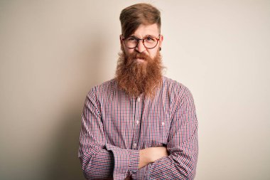 Sakallı, yakışıklı, kızıl saçlı bir iş adamı. Arka planda gözlüklü, kuşkucu ve gergin. Yüzünde çapraz kollu, onaylamayan bir ifade var. Negatif kişi.