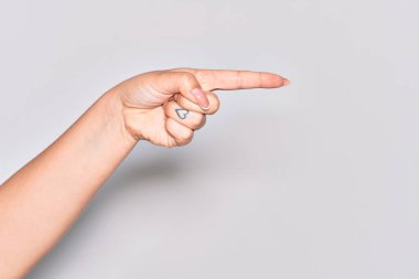 Kafkasyalı genç bir kadın işaret parmağıyla kenarı işaret ediyor, bir seçim öneriyor ve seçiyor.