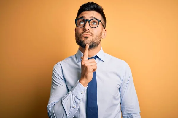 Young Handsome Businessman Wearing Tie Glasses Standing Yellow Background Thinking — Stock Photo, Image