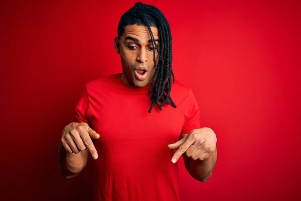 Genç Afro Amerikan Afro Amerikan Rastalı Kırmızı Tişörtlü Parmaklarıyla Reklamını — Stok fotoğraf