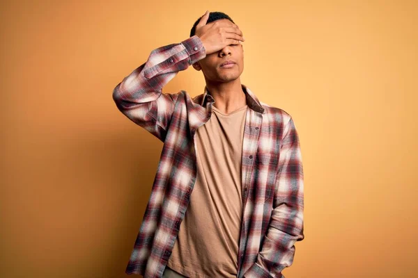 Junger Gutaussehender Afrikanisch Amerikanischer Mann Lässigem Hemd Das Über Gelbem — Stockfoto