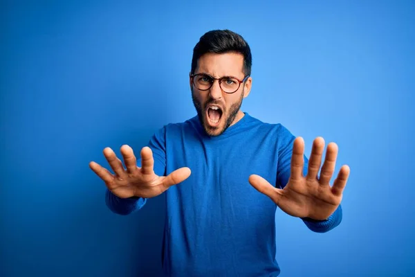 Jovem Homem Bonito Com Barba Vestindo Camisola Casual Óculos Sobre — Fotografia de Stock