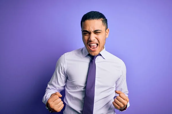 Jovem Empresário Brasileiro Vestindo Gravata Elegante Sobre Fundo Roxo Isolado — Fotografia de Stock