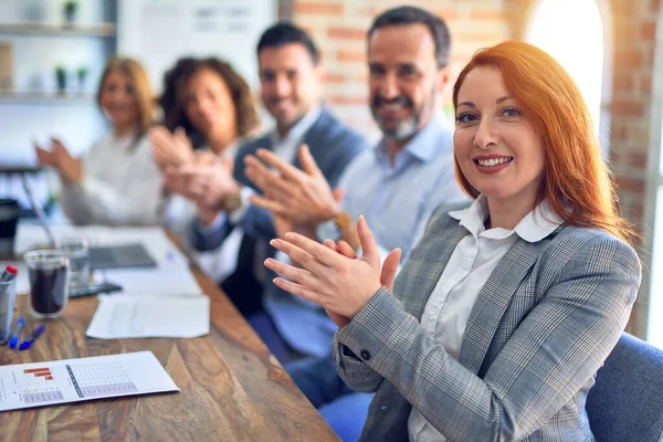 Gruppo Imprenditori Sorridenti Felici Fiduciosi Lavorare Insieme Con Sorriso Sul — Foto Stock