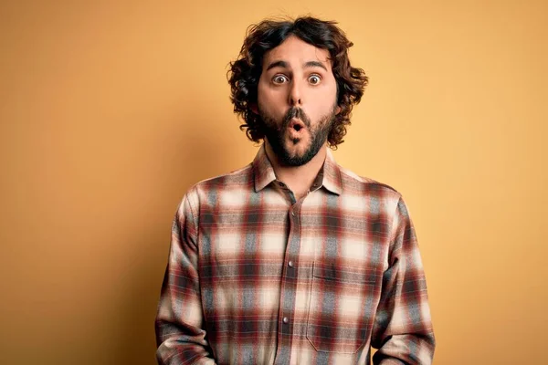 Jovem Homem Bonito Com Barba Vestindo Camisa Casual Sobre Fundo — Fotografia de Stock