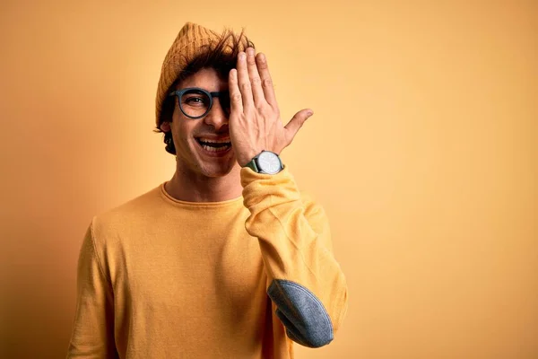 Genç Yakışıklı Bir Adam Günlük Tişört Gözlük Takıyor Sarı Arka — Stok fotoğraf