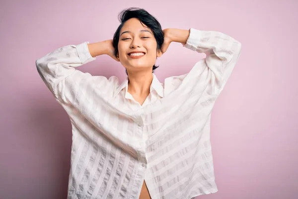 Joven Hermosa Chica Asiática Con Camisa Casual Pie Sobre Fondo —  Fotos de Stock