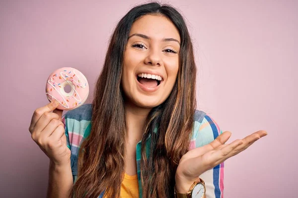 Mladá Krásná Brunetka Žena Jíst Sladké Růžové Koblihy Izolovaném Pozadí — Stock fotografie