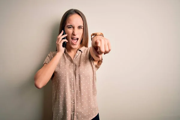 Ung Vacker Kvinna Som Pratar Smartphone Över Vit Bakgrund Pekar — Stockfoto