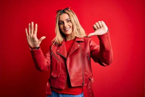 Jonge Mooie Blonde Vrouw Dragen Casual Jas Staan Geïsoleerde Rode — Stockfoto