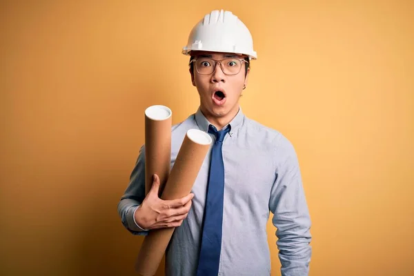 Jovem Bonito Arquiteto Chinês Homem Vestindo Óculos Capacete Segurança Segurando — Fotografia de Stock