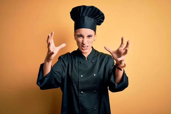 Joven Mujer Hermosa Chef Con Uniforme Cocina Sombrero Pie Sobre —  Fotos de Stock