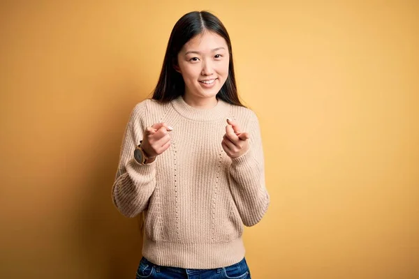 Giovane Bella Donna Asiatica Indossa Maglione Casual Sfondo Giallo Isolato — Foto Stock