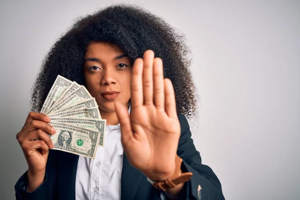 若いですアフリカ系アメリカ人のビジネス女性とともにアフロヘア保持現金ドル紙幣でオープン手を行う停止記号で深刻で自信を持って式 防衛ジェスチャー — ストック写真