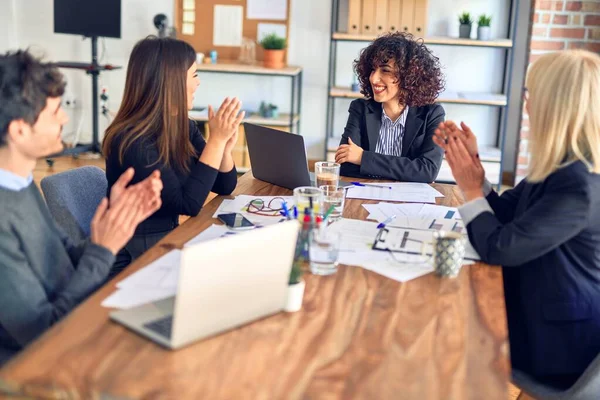 Gruppo Imprenditori Sorridenti Felici Fiduciosi Lavorare Insieme Con Sorriso Sul — Foto Stock