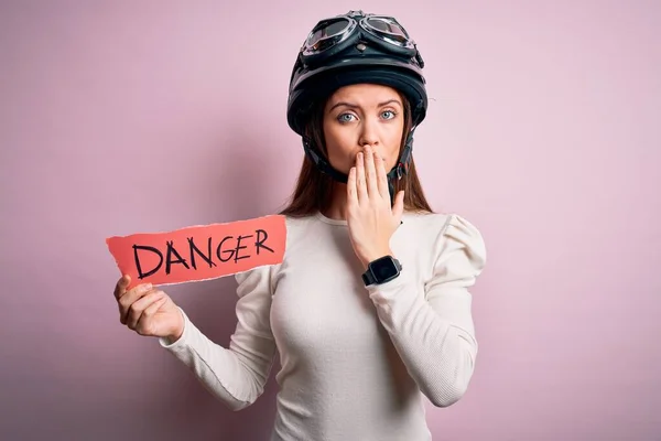 Mulher Motociclista Bonita Com Olhos Azuis Usando Capacete Moto Segurando — Fotografia de Stock