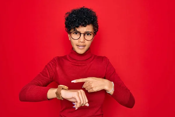 Junge Schöne Afrikanisch Amerikanische Afro Frau Trägt Rollkragenpullover Und Brille — Stockfoto