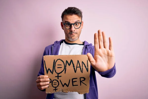 잘생긴 남자가 여성의 권리를 현수막을 여성의 상징하는 현수막을 자신감 표현으로 — 스톡 사진