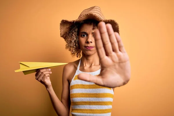 African American Tourist Woman Curly Vacation Wearing Summer Hat Holding — Stock Photo, Image